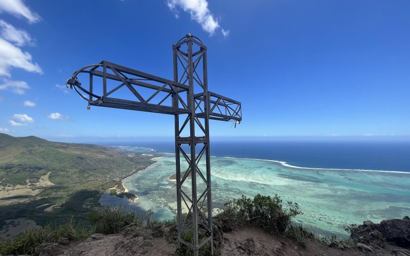 La croix au sommet du Morne Brabant