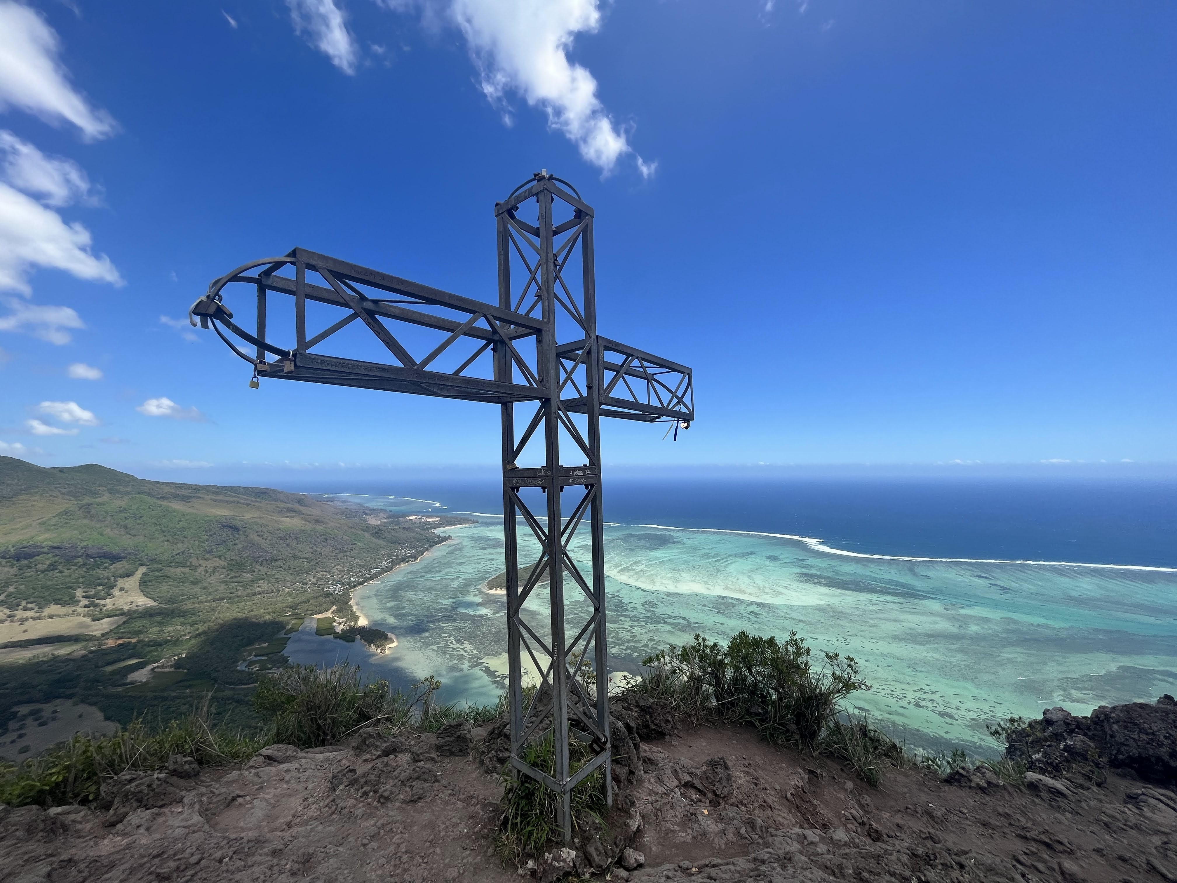 La croix au sommet du Morne Brabant