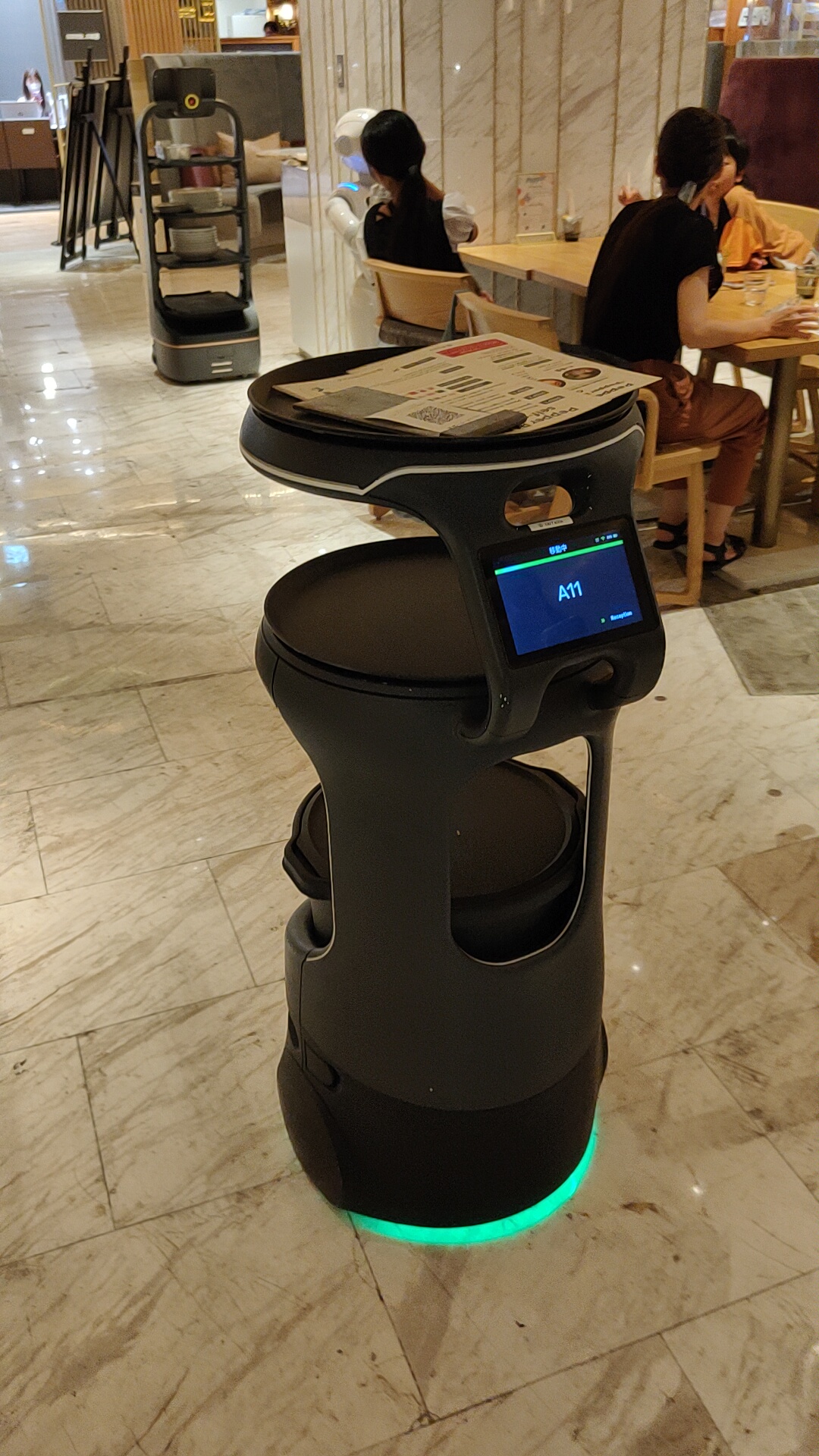 Pepper Parlor, le robot qui nous conduit à notre table